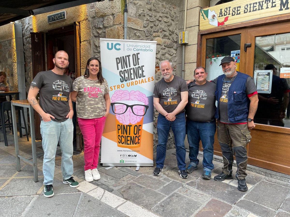 UCDivulga's tweet photo. ¡¡¡Ayer comenzó la sexta edición de Pint of Science en Castro Urdiales!!! 🍻🧠#PINT25CST
Tuvimos una sesión histórica📚gracias a Antonio Higuero y a Ignacio Javier Ezquerra.
Además disfrutamos de Sebastián Pérez como presentador. ¡Así da gusto empezar! https://t.co/Zo23L1GRBO