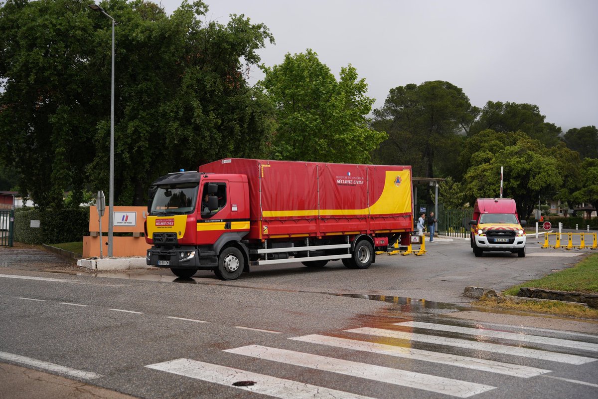 Sécurité Civile (@seccivilefrance) on Twitter photo 🟠 #VigilanceOrange dans le Var
🚒 En complément des sapeurs-pompiers du <a href="/SDIS83/">Sapeurs-Pompiers VAR</a> engagés, une centaine de <a href="/Pompiers_13/">Pompiers13</a>, de <a href="/MarinsPompiers/">Marins-pompiers de Marseille</a> et 67 sapeurs-sauveteurs sont mobilisés en renfort.
🚁 Les #Dragon 13 et 06 sont engagés sur des opérations de sauvetage.
⚠️ L’événement 🟠 #VigilanceOrange dans le Var
🚒 En complément des sapeurs-pompiers du <a href="/SDIS83/">Sapeurs-Pompiers VAR</a> engagés, une centaine de <a href="/Pompiers_13/">Pompiers13</a>, de <a href="/MarinsPompiers/">Marins-pompiers de Marseille</a> et 67 sapeurs-sauveteurs sont mobilisés en renfort.
🚁 Les #Dragon 13 et 06 sont engagés sur des opérations de sauvetage.
⚠️ L’événement