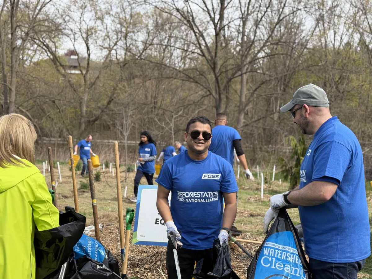 FossNational's tweet photo. 🌳 The Foss team joined the City of Vaughan's Corporate Tree Planting Program! Our employees helped plant trees in local green spaces, creating a more sustainable environment for future generations.

#TreePlanting #Sustainability #DriveChange #VehicleLeasing #EarthDayConnection https://t.co/Ubej5jpa77