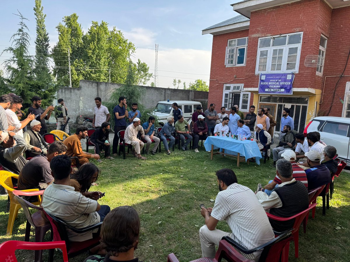 Mlapulwama's tweet photo. Visited PHC Tahab today &amp; met with healthcare staff &amp; locals. I’m pleased to share that the centre will soon be upgraded to a 6-bedded facility. 
I urge @sakinaitoo Ji @SyedAbidShah Sb @basharatias_dr Sb to depute an X-Ray technician at the earliest &amp; address the shortage (1/2) https://t.co/FzwmIzyTrl