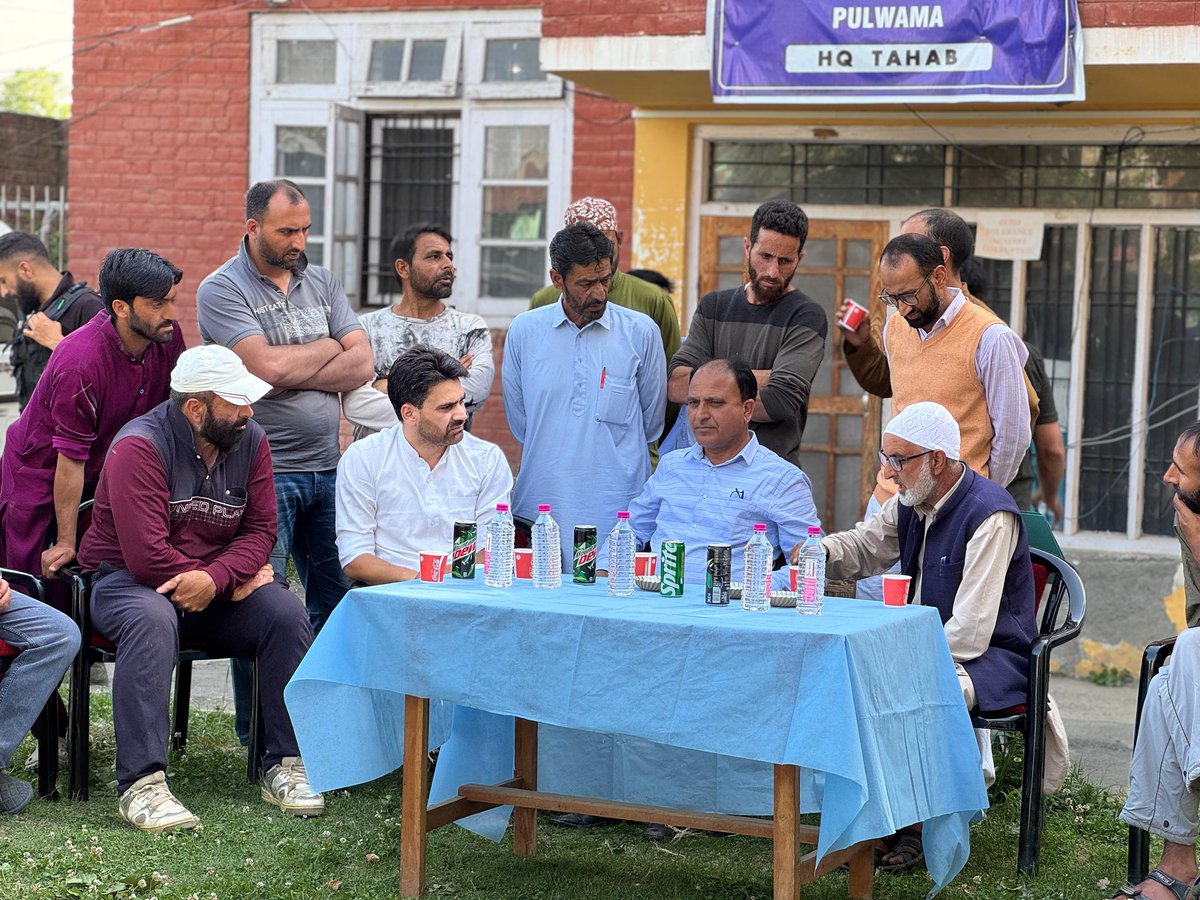 Mlapulwama's tweet photo. Visited PHC Tahab today &amp; met with healthcare staff &amp; locals. I’m pleased to share that the centre will soon be upgraded to a 6-bedded facility. 
I urge @sakinaitoo Ji @SyedAbidShah Sb @basharatias_dr Sb to depute an X-Ray technician at the earliest &amp; address the shortage (1/2) https://t.co/FzwmIzyTrl