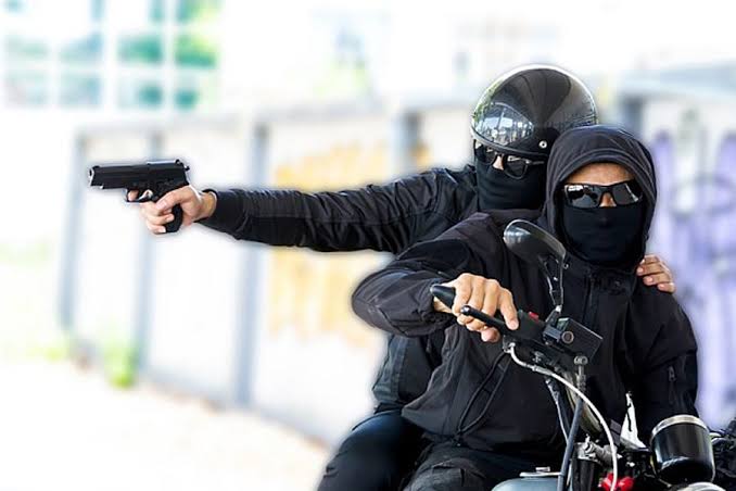 Es simplemente aterrador.
Me recordó al tiempo en el que en Colombia los sicarios en motocicleta llegaban hasta los políticos y funcionarios públicos para ejecutarlos como sucedió hoy en Calzada de Tlalpan.
¿Qué sigue?