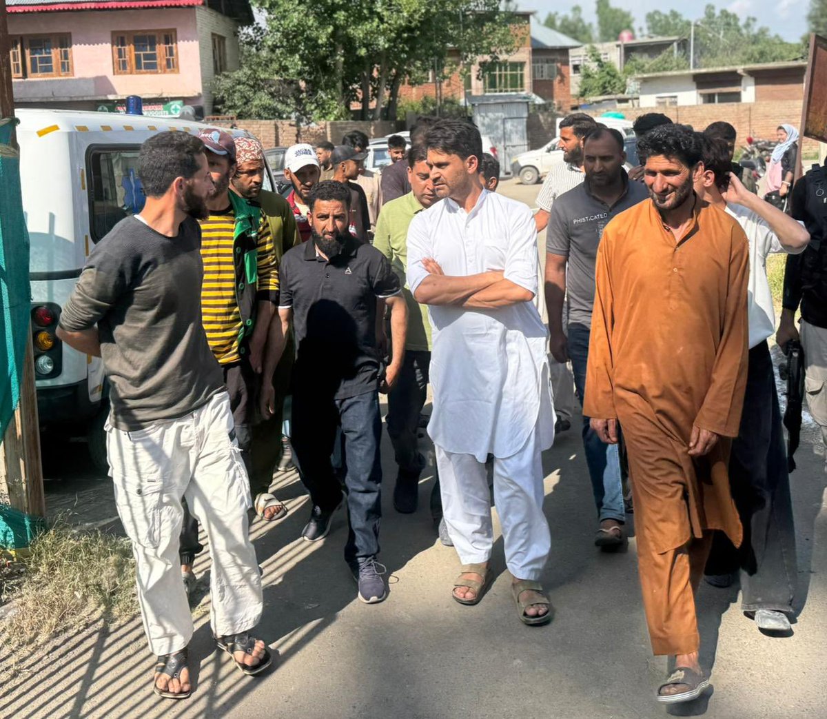 Mlapulwama's tweet photo. Visited PHC Tahab today &amp; met with healthcare staff &amp; locals. I’m pleased to share that the centre will soon be upgraded to a 6-bedded facility. 
I urge @sakinaitoo Ji @SyedAbidShah Sb @basharatias_dr Sb to depute an X-Ray technician at the earliest &amp; address the shortage (1/2) https://t.co/FzwmIzyTrl