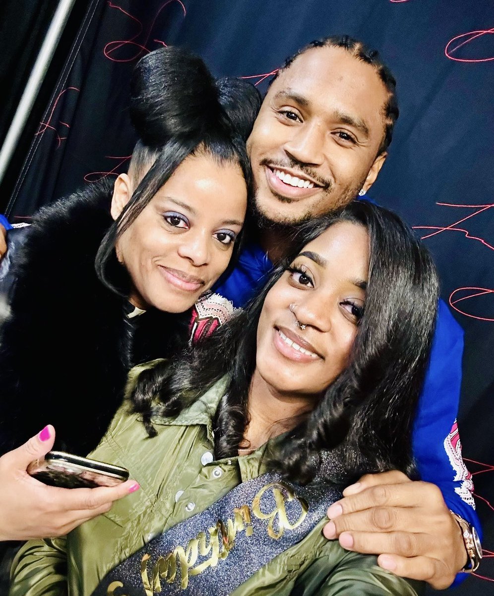 BK4SURE's tweet photo. Apple’s 🍎 pest control guy got jokes 😂 He just asked if #Treysongz was my brother or our family bc he’s in a picture frame in the living room 🤣 I love naturally funny &amp; kind hearted people🥰 He tells the dogs to be quiet they’re too fat to be mean🤣🤣 https://t.co/zpFacYE4Zq