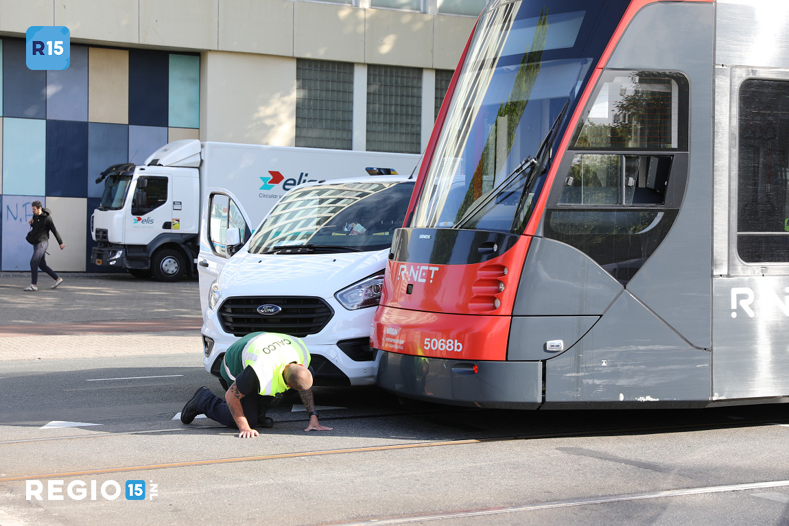 Twee gewonden bij aanrijding tussen Tram 9 en bestelbus