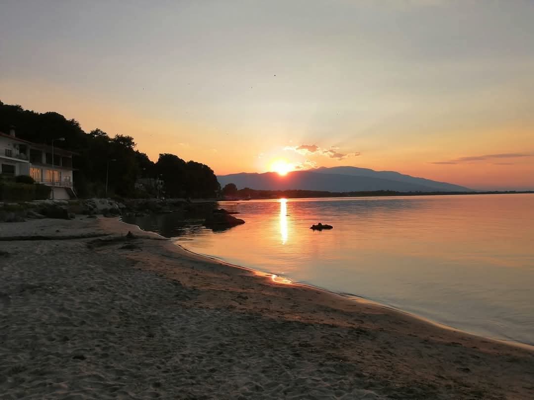 fe_nia_'s tweet photo. Το να βλέπεις να πέφτει το δειλινό πρέπει να συνταγογραφείται από γιατρούς....
#summer_loading https://t.co/dA6am6iEAn