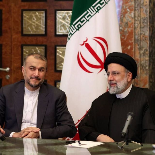 درد دیدی و دم نیاوردی
حرف از بیش و کم نیاوردی
زیر این بار ، آسمان خم شد
تو ولی مرد،کم نیاوردی
#خادم_حرم_ایران 
 #خادمان_ملت
  #خدمت_بی‌_منت