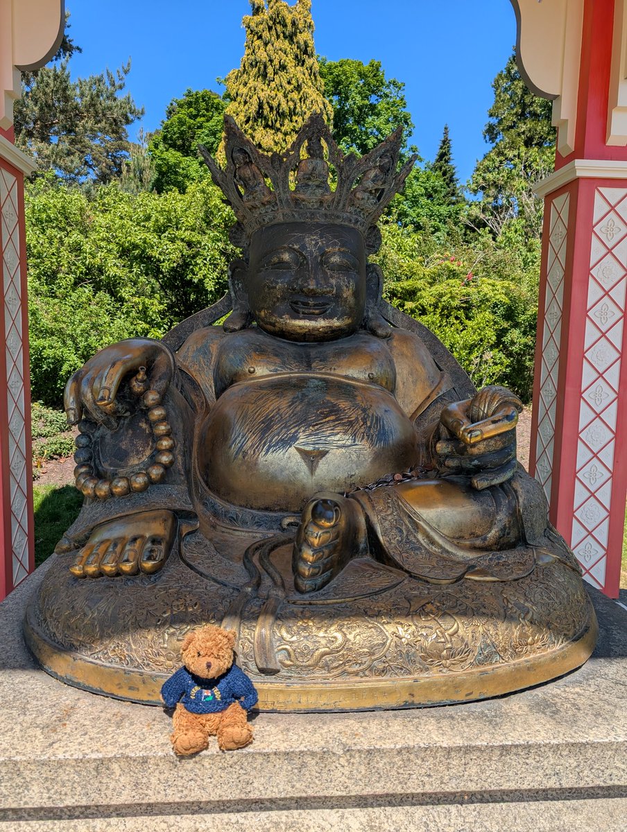 Bentley went to Sandringham today. He was proud to find benches donated by the people of Guernsey 😊