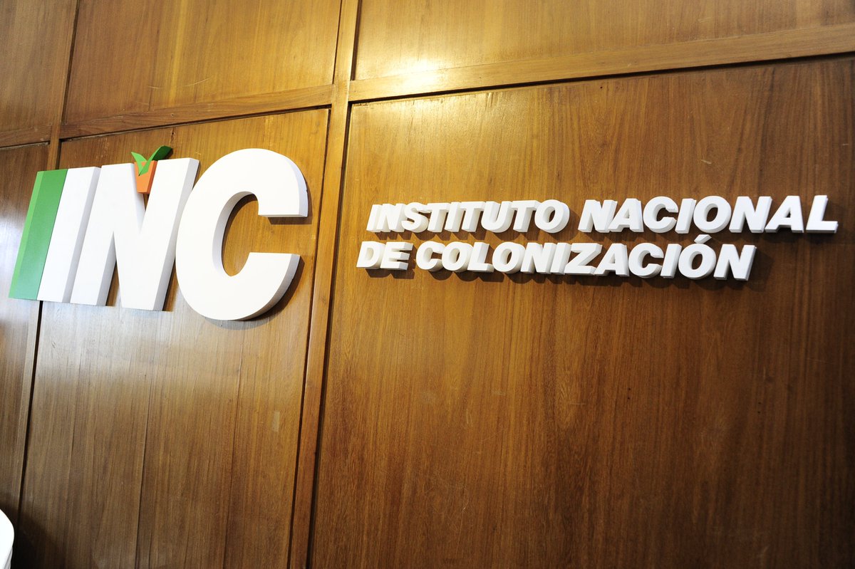 DCaggiani's tweet photo. Hace unos minutos terminó la conferencia de prensa del INC y el MGAP donde se anunció la compra de un inmueble rural en el departamento de Florida, realizada por el INC conforme al artículo 35 de su ley orgánica. Durante la conferencia se presentó el proyecto que se desarrollará en el predio que responde principalmente a la demanda de tierras del sector lechero familiar, integrado por más de 1000 familias de esa zona y se informó además sobre el impacto económico y social de esta iniciativa.

Es importante destacar algunas puntualizaciones al respecto. (1/11)
