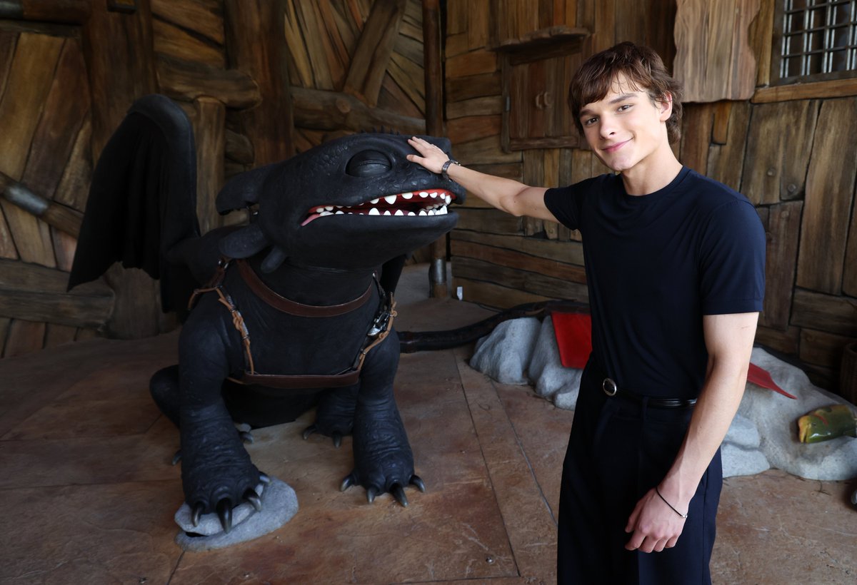 HTTYDragon's tweet photo. Mason Thames x Toothless at Epic Universe 🔥

Experience #HowToTrainYourDragon in theaters June 13! https://t.co/HrI8XVc8xt
