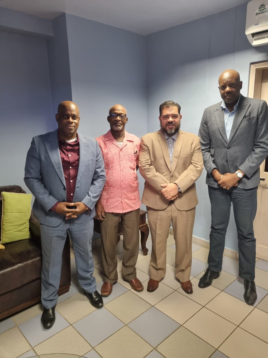 Embajador de Venezuela en Dominica despide al Presidente de la Asamblea de Dominica quien preside la delegación de veedores de esta  República del Caribe Oriental que será testigo de la transparencia y eficiencia del Sistema Electoral Venezolano en las elecciones del 25 de mayo.