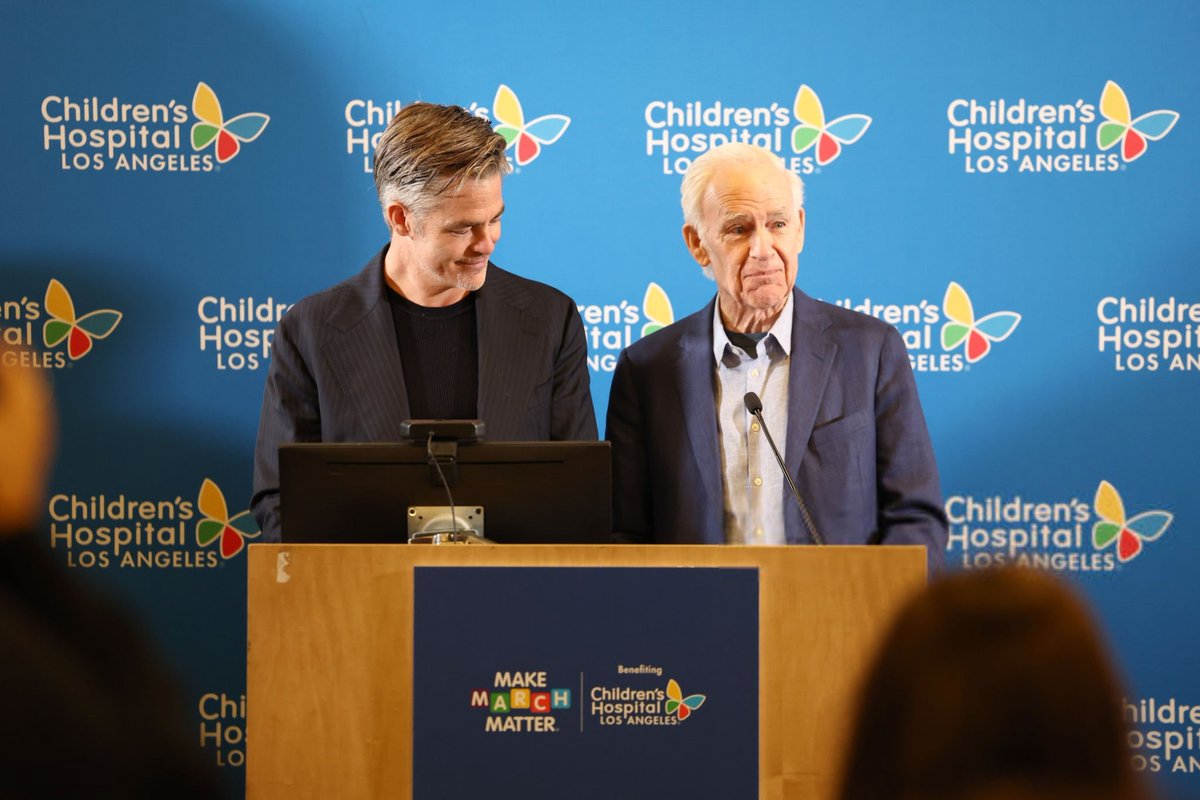 Chris Pine และคุณพ่อ Robert Pine กับแคมเปญ ‘Make March Matter’ เพื่อการระดมทุนช่วยเหลือผู้ป่วยเด็ก ให้กับรพ.เด็ก ลอสแองเจลิส เมื่อวันที่ 27 ก.พ. ที่ผ่านมา

เเคมเปญการกุศลต้นปี 2025 แต่แอดเพิ่งจะเห็น โถถังพ่อไพน์