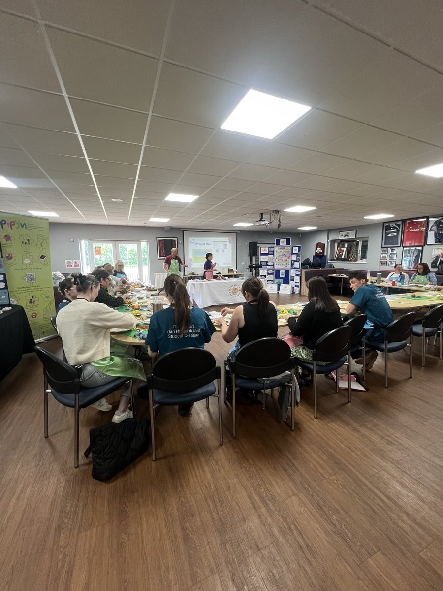 JanineBrill's tweet photo. 🎉Staff from  schools across Merthyr are learning about quick and nutritious recipes to cook with our Food and Fun pupils in the summer.
@GellifaelogPri @EdwardsvillePS @DowlaisPrimary @YYGPrimary @ShelleyPowellRD  @CTMHealthySch @CwmTafMorgannwg https://t.co/jVz7BvmEZm