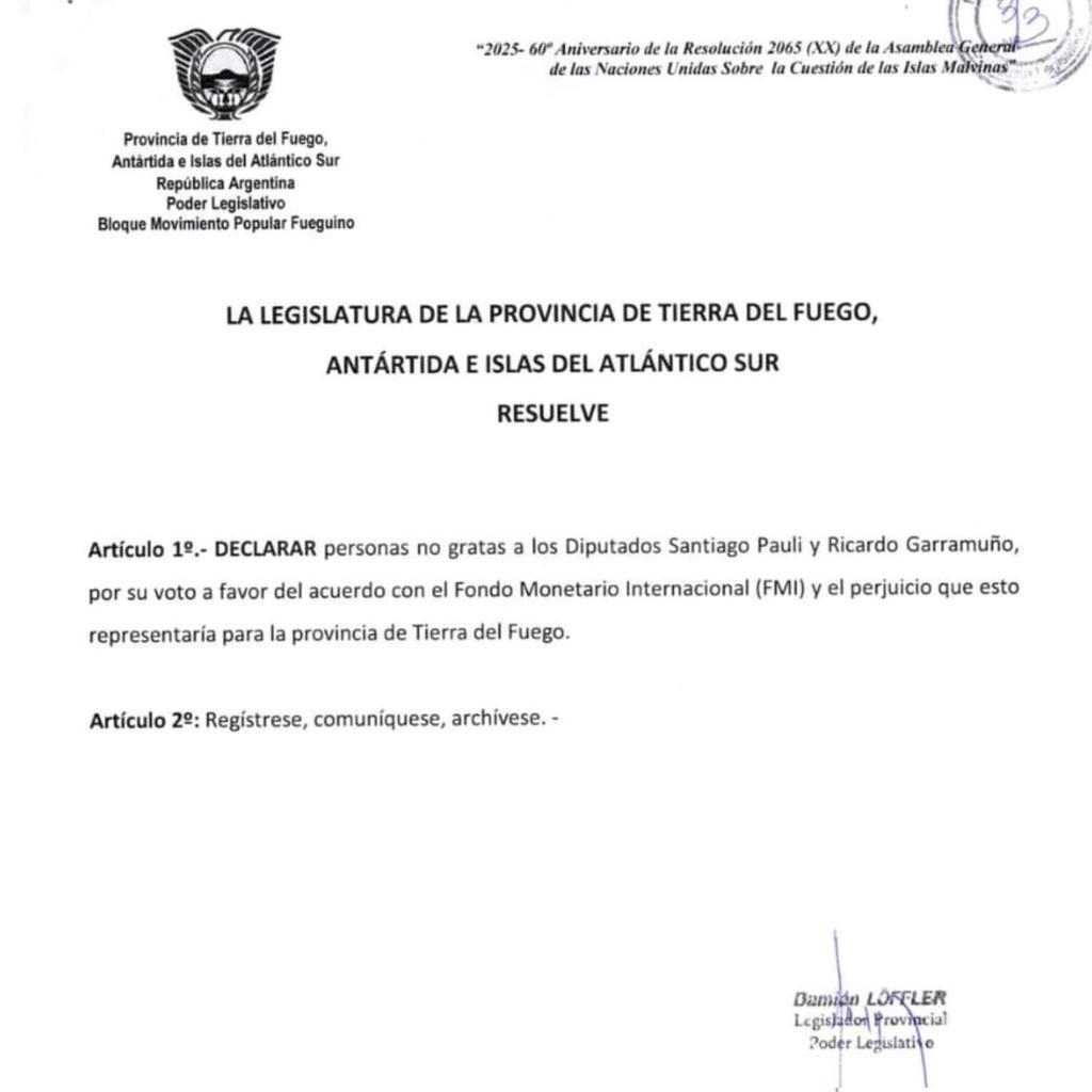 santipauli's tweet photo. El legislador Loffler, que lleva 3 décadas en su banca, me quiere declarar persona no grata. 
No es grato vivir tantos años de nuestros impuestos sin haber hecho nada real para mejorar la provincia.
No es grato haber sido artífice de que el peor gobernador de la historia ocupe su lugar y haber cómplice de sus medidas.
No es grato haber creado un grupo donde Legislación, Justicia y Obra Pública se mezclan todo el tiempo, a costa del progreso de los fueguinos.
No es grato haber destruido un partido político histórico para convertirlo en una PyME familiar, a costa de sus principios y sus afiliados.
Estoy orgulloso de estar en la vereda de enfrente de estos personajes nefastos de la peor casta política.