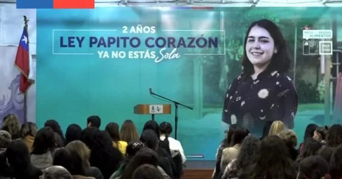 cobralapension's tweet photo. 📢 A dos años de la #LeyPapitoCorazón, los tribunales han ordenado el pago de más de $2,4 BILLONES en #PensionesDeAlimentos. 

💰 Este MONTO equivale a 52 TELETONES. 

📊Más de 280 mil familias beneficiadas.

🤝El resultado no se logró con acuerdos de palabra, sino porque miles de mujeres formalizaron legalmente el cobro de la pensión de alimentos.

🚨 ¡Recuerda siempre regularizar tu situación!