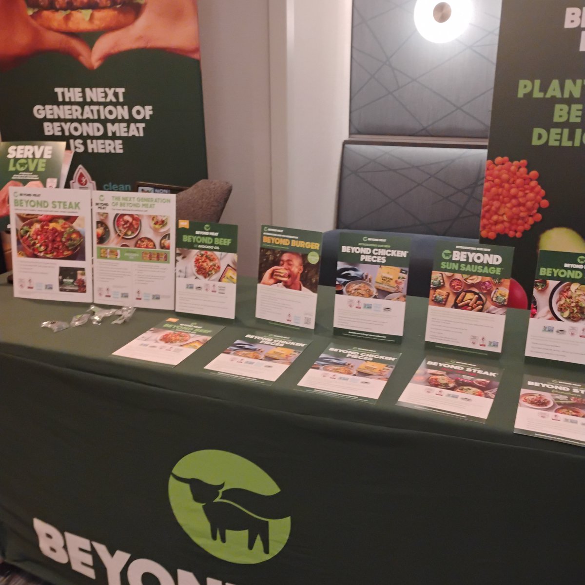 llegofarm's tweet photo. #AvaSummit 2025 junto a Casa Vegana pr♥️
Algunas de las organizaciones veganas que estuvieron presentes. Cada una con un estilo diferente, pero una misma visión. Liberación Animal. https://t.co/DlUNdxM69w