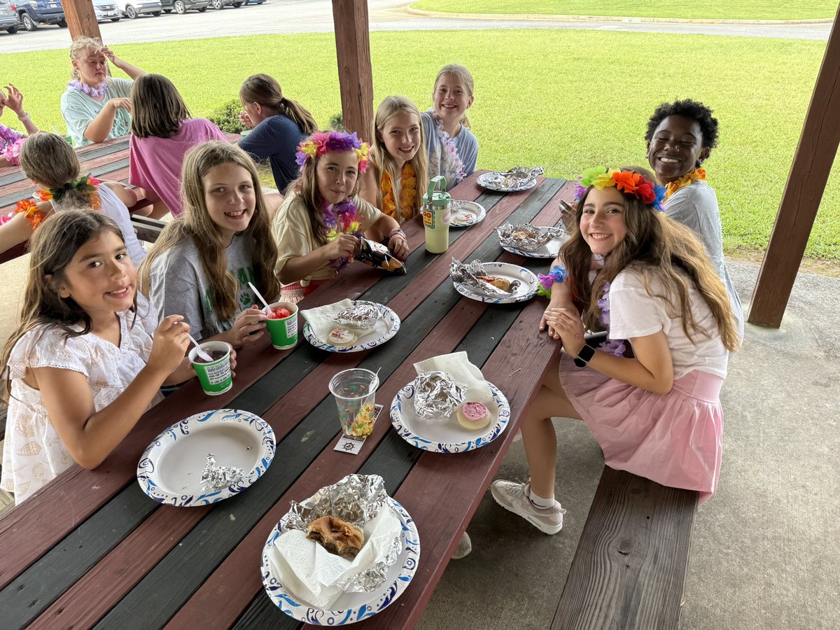 PMES5thGrade's tweet photo. Our 5th grade party was a blast! 🎉 Cookout, inflatables, photo booth, dance party &amp; more! Huge thanks to our awesome parents for all the support! ❤️🙌 @PickettsMillES https://t.co/vjYDUMkOpM