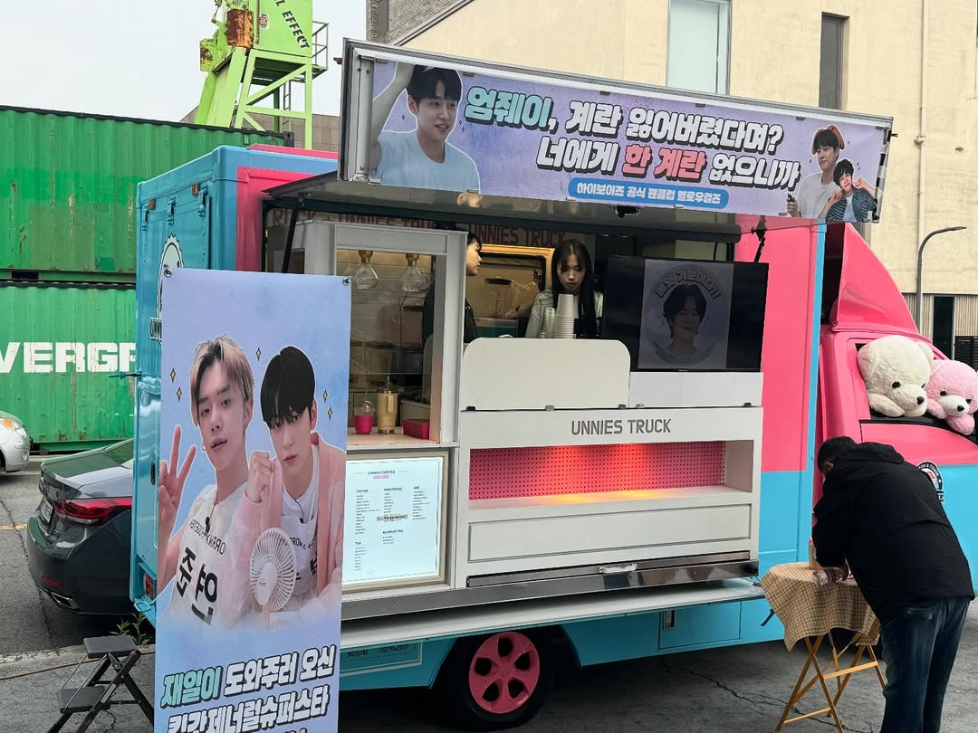 kdrama_menfess's tweet photo. •kdm• Hi-Boyz dapat Food Truck dari fanclub resmi nya Hello Girl 

ini siapa yang ngirim??? kan fansnya cuma 9 orang? berarti kaya-kaya betul tuh 9 orang bisa ngirim foodtruck 😭😭
https://t.co/4iDbaSlJp7