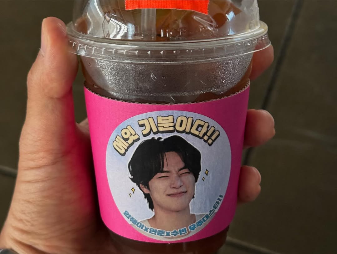 kdrama_menfess's tweet photo. •kdm• Hi-Boyz dapat Food Truck dari fanclub resmi nya Hello Girl 

ini siapa yang ngirim??? kan fansnya cuma 9 orang? berarti kaya-kaya betul tuh 9 orang bisa ngirim foodtruck 😭😭
https://t.co/4iDbaSlJp7