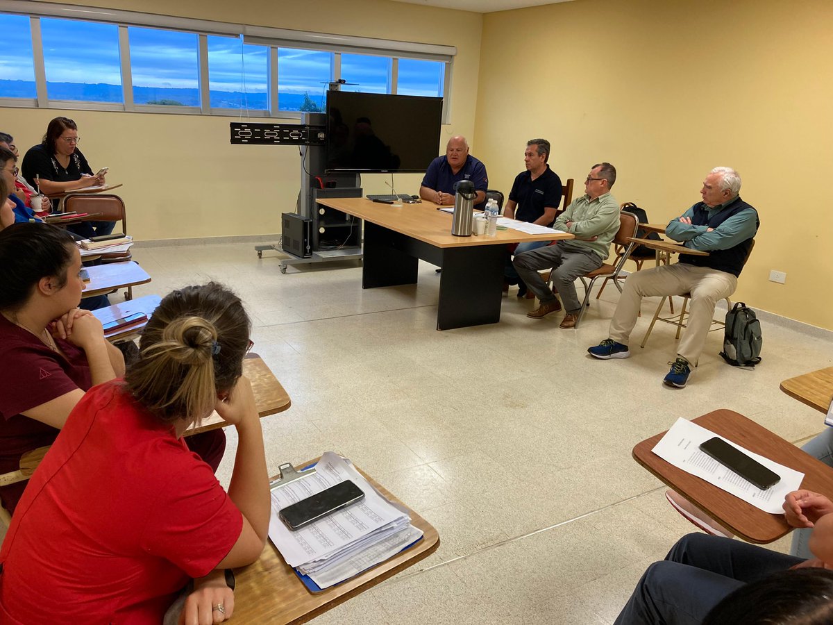 SumarMisiones's tweet photo. 🏥💼 Reunión clave en Oberá 📍 Hoy se llevó a cabo una importante reunión de trabajo en el Hospital SAMIC de Oberá, con el objetivo de mejorar la calidad de las prestaciones ofrecidas 🔍💡. #Salud #ProgramaSumar #Oberá https://t.co/lcXNJysyjE
