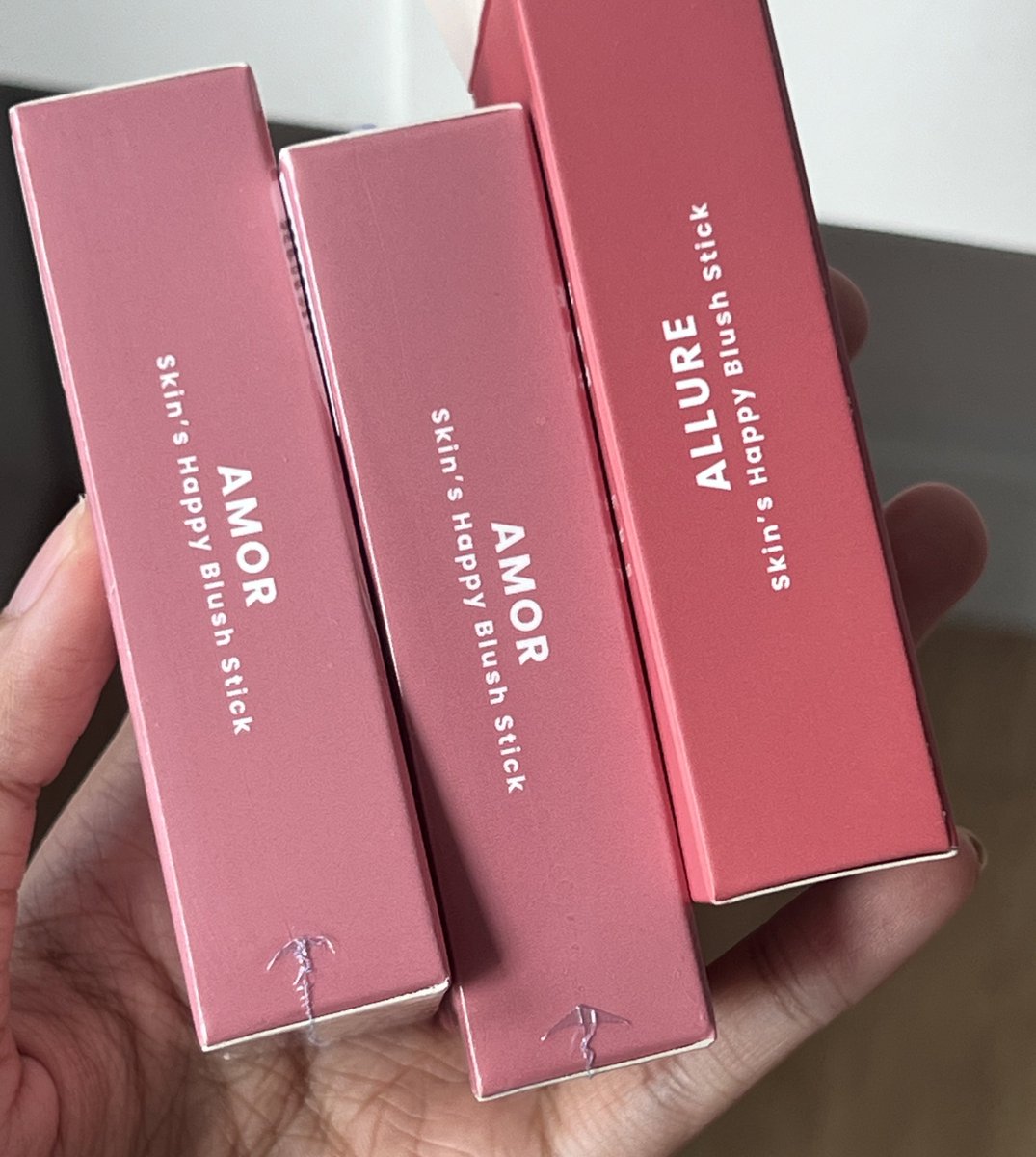 มีใครอยากได้มั้ยคะ เรามีแจก 2 แท่งสี amor รีทวิตไว้ได้เลยค่ะ ถ้ารีถึงเรามาสุ่มให้คนละอัน💘🫶🏻