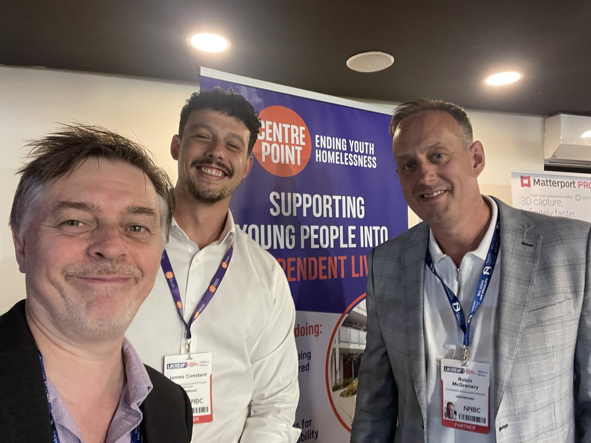 ChilternKills's tweet image. A wee reminder of what your @ChilternKills ticket money pays for - @centrepointuk’s Independent Living homes to combat youth homelessness. 50 built. Target of 200 by 2027.
That’s @PaulWaters99 (CK founder w @TonyKent_Writes) with Centrepoint’s James & Robin at @UKREiiF in Leeds