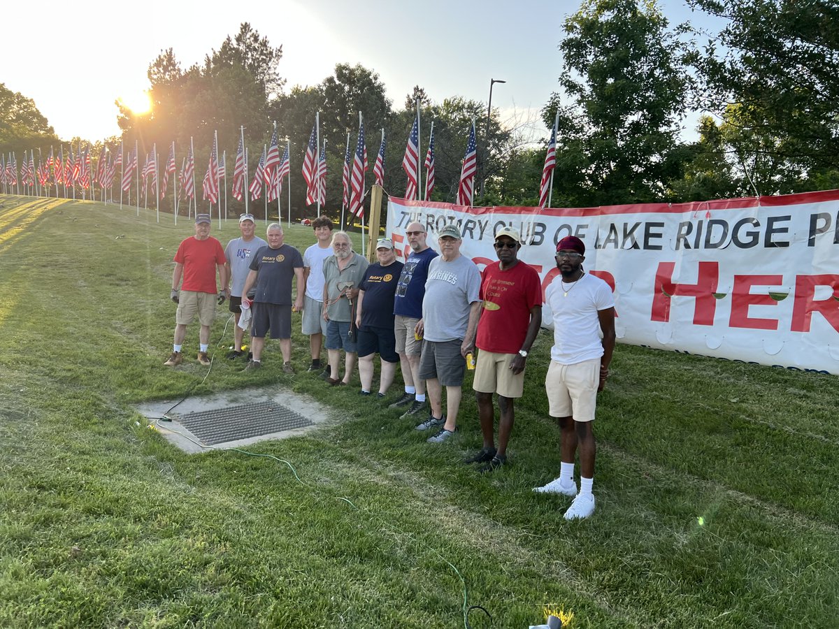 LakeRidgeRotary's tweet photo. The flags have been raised in honor of Memorial Day.🇺🇸 https://t.co/uqjUqyv4ec