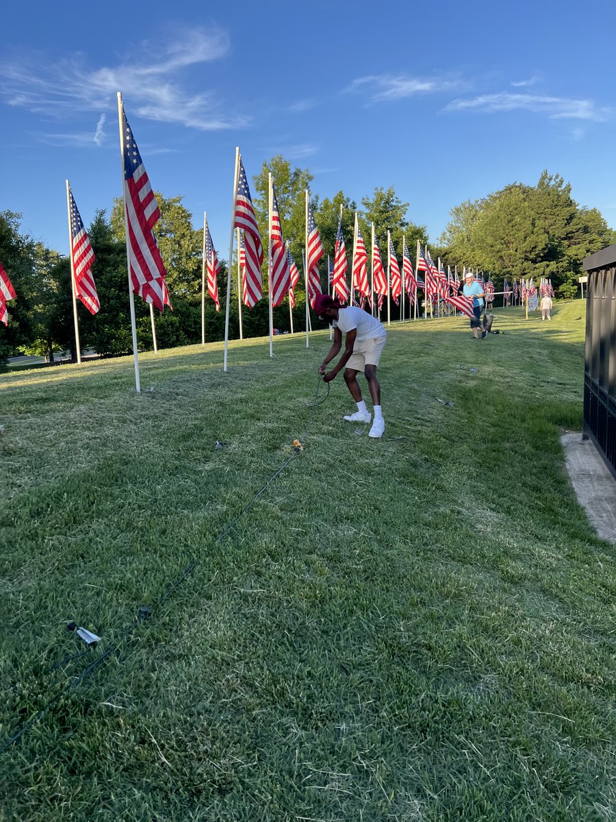 LakeRidgeRotary's tweet photo. The flags have been raised in honor of Memorial Day.🇺🇸 https://t.co/uqjUqyv4ec