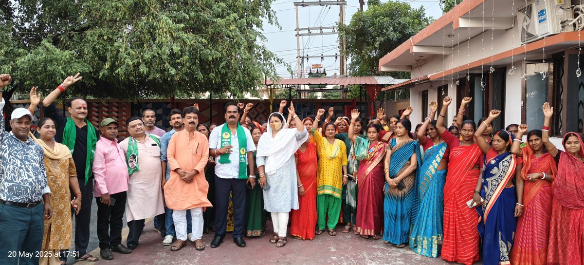 झारखंड मुक्ति मोर्चा द्वारा 27 मई को बोकारो जिला मुख्यालय के समक्ष एकदिवसीय विशाल धरना/प्रदर्शन का आयोजन, जिसका उद्देश्य केंद्र सरकार द्वारा सरना धर्म कोड/आदिवासी धर्म कोड लागू किए बिना जनगणना किए जाने के विरोध में आवाज उठाना है।
<a href="/JmmJharkhand/">Jharkhand Mukti Morcha</a>
<a href="/VinodPandeyJMM/">Vinod Kumar Pandey</a>
<a href="/JMMKalpanaSoren/">Kalpana Murmu Soren</a>