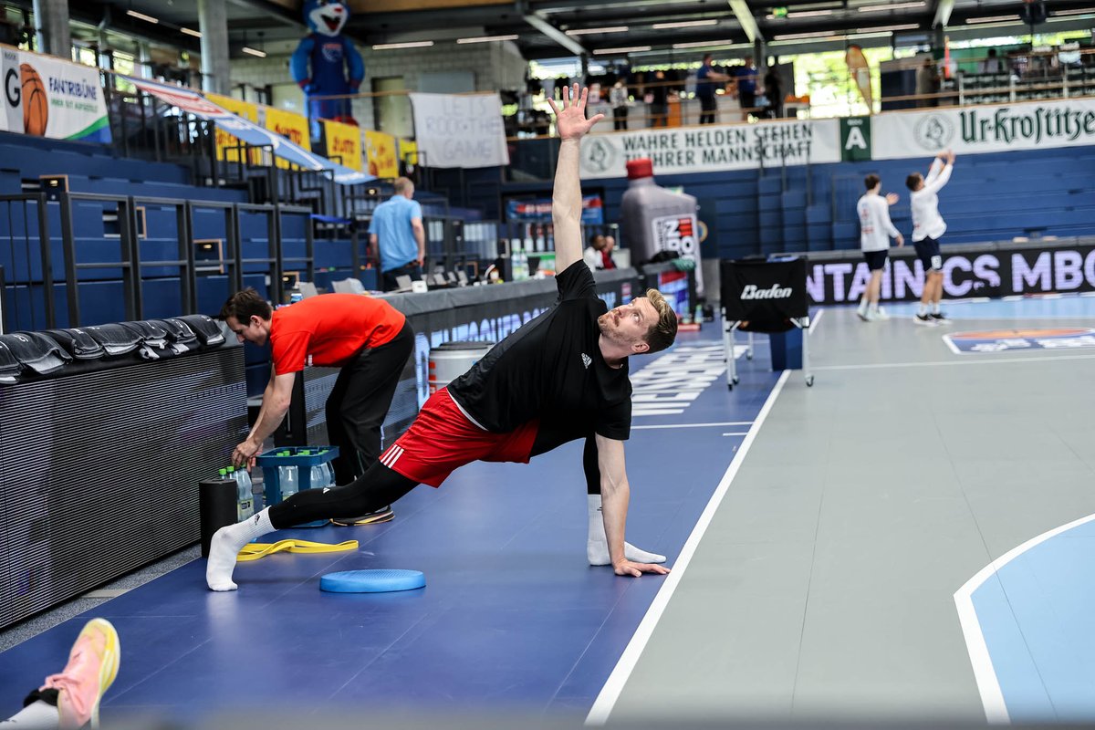 FCBBasketball's tweet photo. #FCBB LINE-UP FÜR SPIEL 2 📃
Nick, Justus, Ivan, Jack, Luca, Andi, Niels, Jo, Elias, Bazz, Devin, Onuralp.
#MBCFCB #LetThemSeeRed #Playoffs || Foto: Stickel https://t.co/hrWJrgIEy1