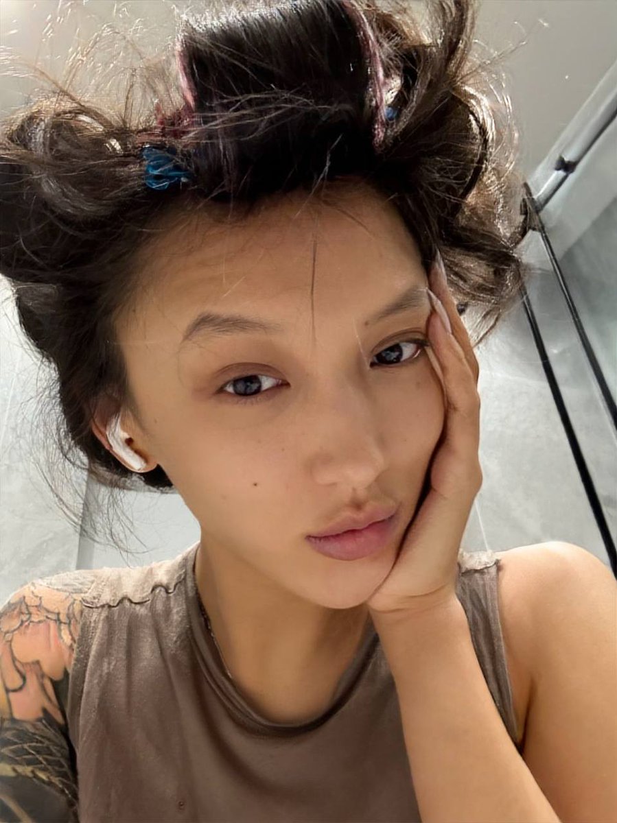 RayOfSilks's tweet photo. Just got out of the shower…
No makeup, no filters — just me.
Would you join me next time? 😘
#Hornybabe #sexyasiangirl #Fanslyonly #privateplay #Showerfantasy https://t.co/W6g7PydRrO