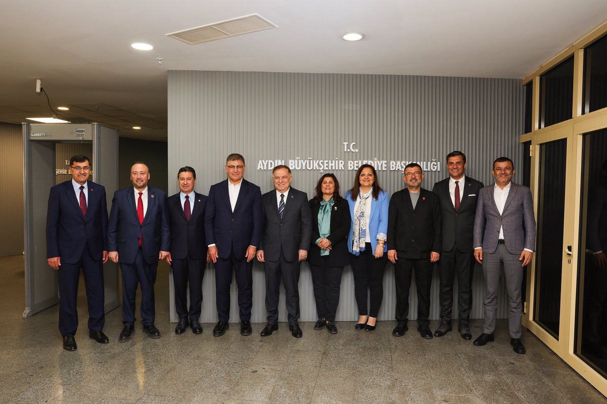 Aydın Büyükşehir Belediye Başkanımız Özlem Çerçioğlu'nu ziyaret ederek, Genel Başkan Yardımcımız Gökhan Zeybek, Malatya Milletvekilimiz Veli Ağbaba, Ege Bölgesi Büyükşehir ve İl Belediye Başkanlarımızla görüş alışverişinde bulunduk.