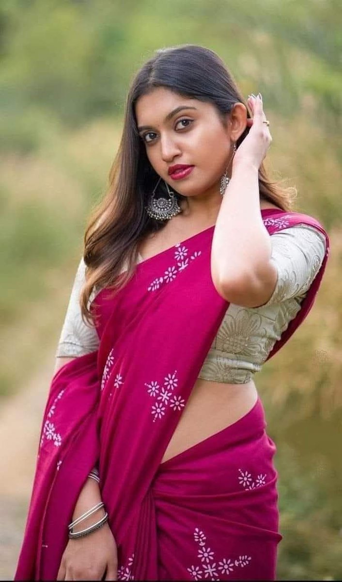 कभी रज़ामंदी तो कभी बग़ावत है इश्क
मोहब्बत राधा की है तो मीरा की इबादत है इश्क..