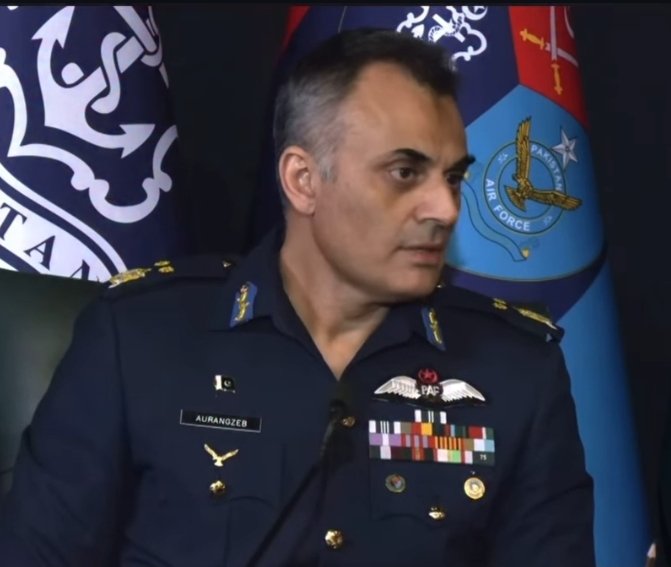 ShahzaibHuYawr's tweet image. Sniper sniper sniper      wifey wifey wifey