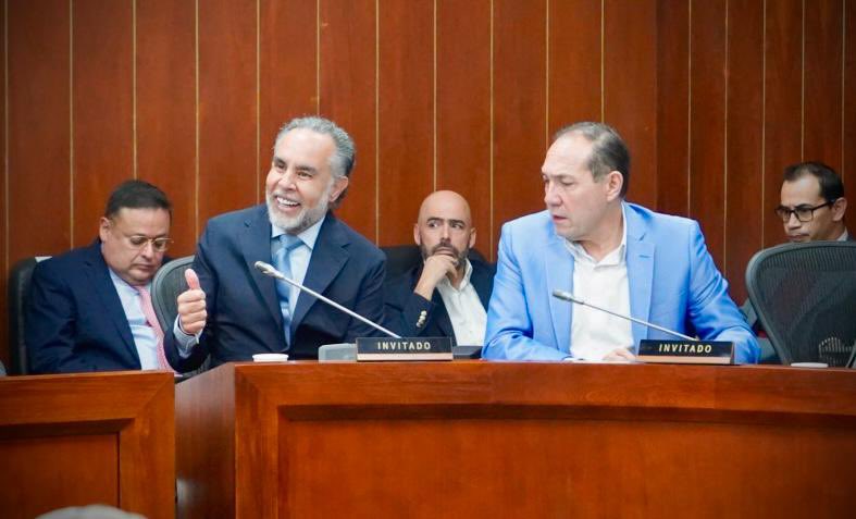 Armando Benedetti (@aabenedetti) on Twitter photo Día 6 de 37
Estamos ya en la <a href="/CuartaSenado/">COMISIÓN CUARTA SENADO</a> para defender nuestra Reforma Laboral. Primer debate luego de aprobada la apelación. Los derechos de la clase obrera de Colombia deben ser respetados! Día 6 de 37
Estamos ya en la <a href="/CuartaSenado/">COMISIÓN CUARTA SENADO</a> para defender nuestra Reforma Laboral. Primer debate luego de aprobada la apelación. Los derechos de la clase obrera de Colombia deben ser respetados!