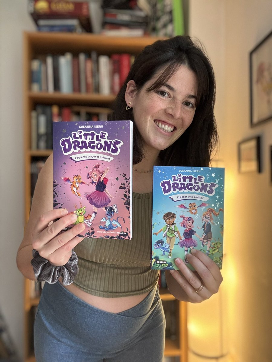 melimsart's tweet photo. ✨¡Por fin!
Después de mucho trabajo, cariño e ilusión, os puedo presentar Little Dragons, una colección infantil escrita por la maravillosa @SusannaIsern 😍ilustrada por moi 🤣 y publicada por Destino. 🧡
¡Desde ya en librerías! 📚
Millones de gracias y ¡Bienvenidxs a Dragalia! https://t.co/01KBpfC9xR