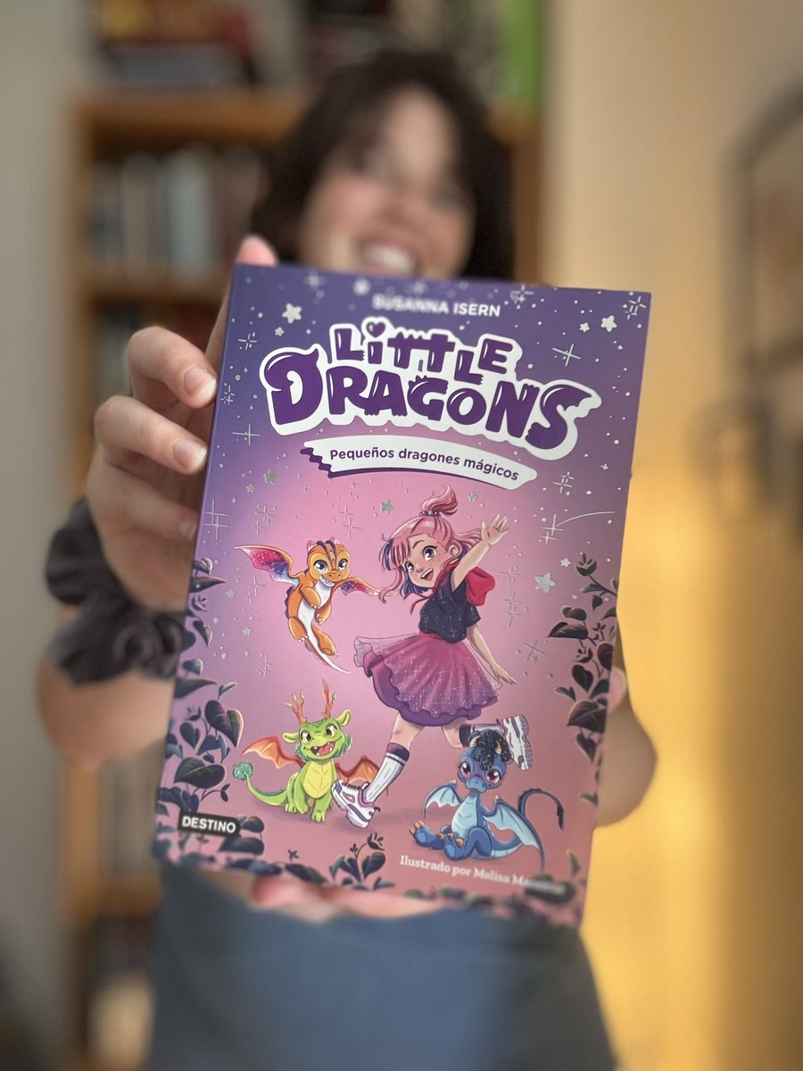melimsart's tweet photo. ✨¡Por fin!
Después de mucho trabajo, cariño e ilusión, os puedo presentar Little Dragons, una colección infantil escrita por la maravillosa @SusannaIsern 😍ilustrada por moi 🤣 y publicada por Destino. 🧡
¡Desde ya en librerías! 📚
Millones de gracias y ¡Bienvenidxs a Dragalia! https://t.co/01KBpfC9xR