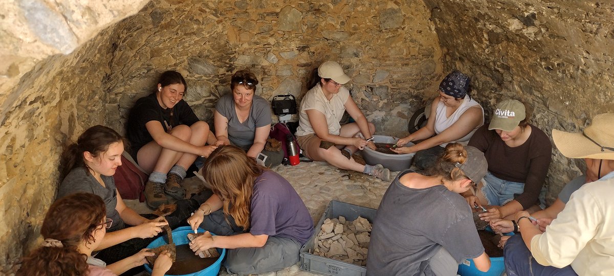 🔎 A Torre Mordillo, recenti scavi rivelano tracce di insediamenti pre-greci.

Il progetto, avviato nel 2023, è guidato da Ilaria Battiloro e Mattia D’Acri, con tecniche avanzate e approccio multidisciplinare.

Su Archeo di maggio! In edicola e online 👉 sfogliami.it/fl/313660/x22k…