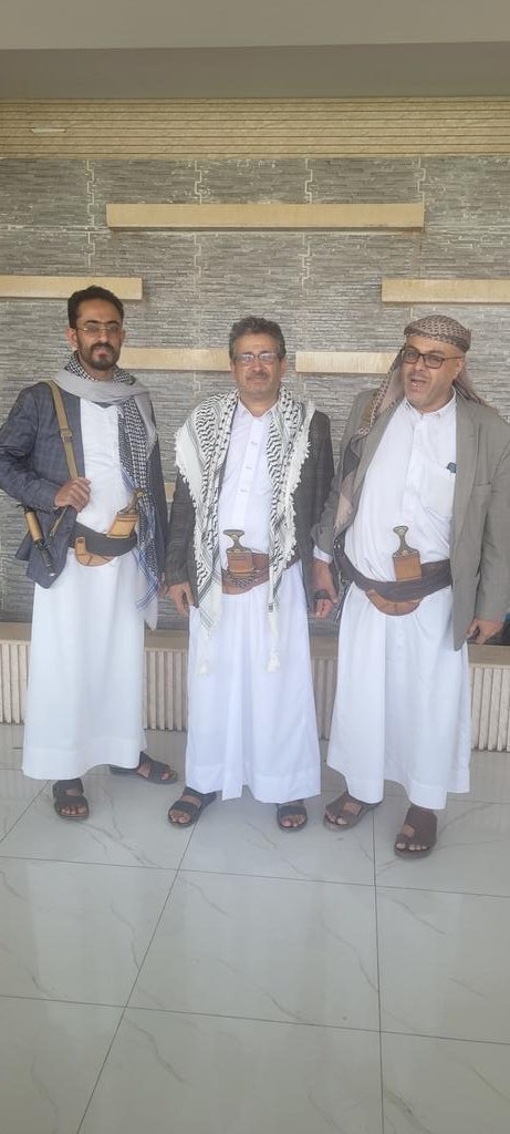 احتفالًا وابتهاجًا باحتفال أبناء شعبنا اليمني العظيم بالذكرى الخامسة والثلاثين للوحدة اليمنية المباركة، ذهبنا لتناول طعام الغداء في "المطعم الملكي" بضيافة الشيخ عادل عبد الولي الذهب: في القبلة أرحب، وفي المشرق عيال الذهب، وفي حورور جرادة. 

كل عام وأنتم بخير بمناسبة العيد الخامس