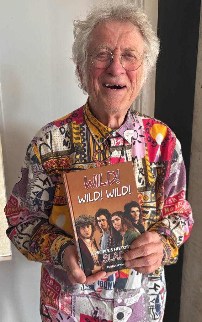 Here’s Noddy Holder with a copy of Wild! Wild! Wild!, our great Slade book #Slade #SladeinFlame 

spenwoodbooks.com/product/wild-w…