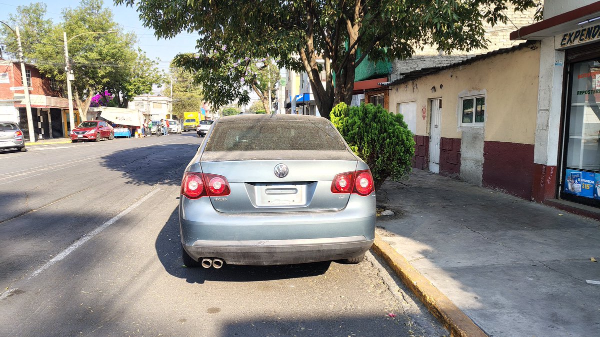 Lenny_23's tweet photo. @UCS_CDMX buenos días, quiero reportar un vehículo que tiene más de 15 días estacionado en Av. 414 entre los #182 y 184 en la U. H. San Juan de Aragón Sección 7 en la Alcaldía GAM. https://t.co/w8fmnTUTFv