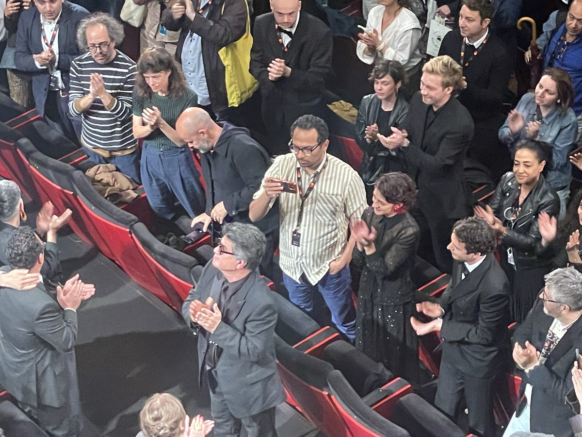 Otro que hace cine y no películas de impacto.  Grande Panahi.