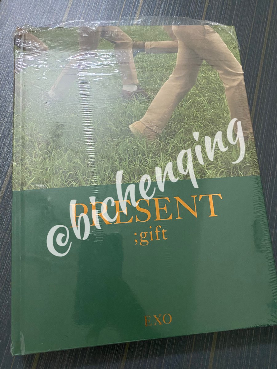 bichenqing's tweet photo. [help rt] wts want to sell exo present: gift photobook

💎 condition: 9.5/10 (as good as brand new), stored in plastic and kept in box (not exposed to sun so no yellow stains)

💎 price: RM85 inc benefits, can pick up at #KAIONinKL #KAIONinMY #pasarEXO @pasar_EXO #wtsexo https://t.co/EUKkO78S0R