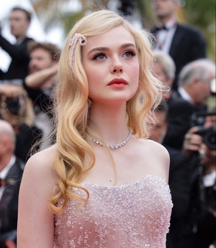 SacTributos's tweet image. É A ELLE FANNING CARALHO ELA É A EFFIE