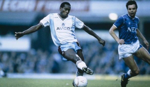 thesoccerdemic's tweet photo. #OnThisDay in 8️⃣5️⃣ George Parris made his pro-debut🙌🏾
⚽️He started for #WestHam vs #Liverpool at Upton Park✨️
🌎London-born🏴 to 🇧🇧Barbadian parents, he became the #Irons 1️⃣0️⃣th Black first-teamer & made 2️⃣9️⃣8️⃣ appearances between 85-93🔥 #PremierLeague #WHUFC #First11 https://t.co/Kh4gUBmdB1