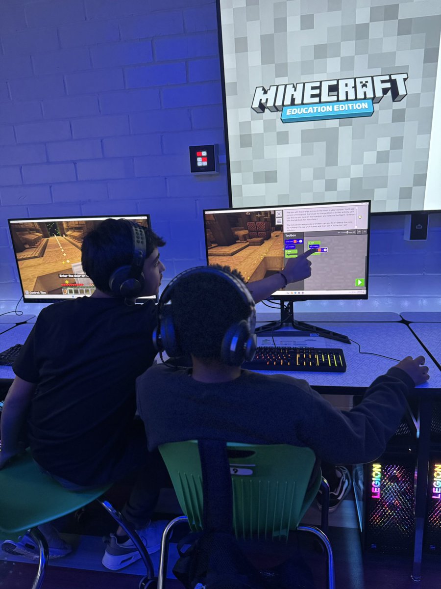 DCPSMinecraft's tweet image. Westside Middle schoolers enjoyed coding this week! 🤖

@PlayCraftLearn 
#MinecraftEdu