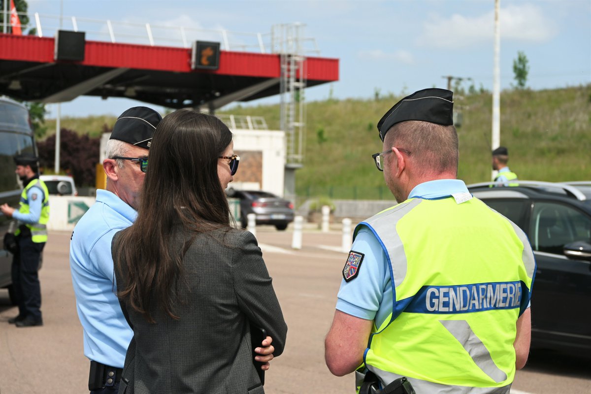 Préfet de l'Yonne 🇨🇵🇪🇺 (@prefet89) on Twitter photo #securite #controlesroutiers #LIIC
Opération de contrôle ce mardi 20|05 dans le cadre de la lutte contre l'immigration irrégulière et clandestine en présence de Clémence Choutet, directrice de cabinet du <a href="/Prefet89/">Préfet de l'Yonne 🇨🇵🇪🇺</a> et des agents de la <a href="/Gendarmerie_089/">Gendarmerie de l’Yonne</a>.
<a href="/Interieur_Gouv/">Ministère de l'Intérieur</a> #securite #controlesroutiers #LIIC
Opération de contrôle ce mardi 20|05 dans le cadre de la lutte contre l'immigration irrégulière et clandestine en présence de Clémence Choutet, directrice de cabinet du <a href="/Prefet89/">Préfet de l'Yonne 🇨🇵🇪🇺</a> et des agents de la <a href="/Gendarmerie_089/">Gendarmerie de l’Yonne</a>.
<a href="/Interieur_Gouv/">Ministère de l'Intérieur</a>