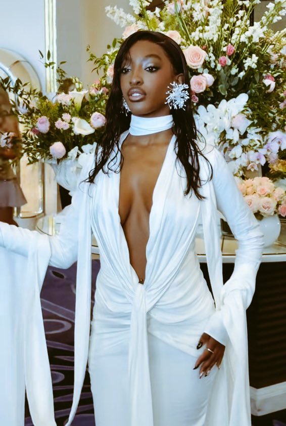 ebony est tellement en mission pour CHOQUER le festival de cannes