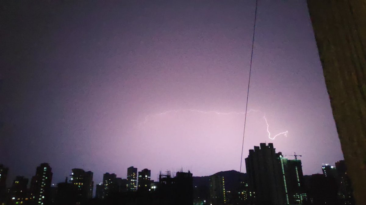 Deep_2403's tweet photo. Absolute Mayhem captured ...⚡⚡⚡⚡

This happened at 9 PM which seems like 9 AM.

@mumbaimirror
@mulund_info
@MulundMumbai
@SpeakOut16
#MumbaiRains #Mumbai #Thunderstorms #Mulund 
#LightningStorm #Cyclone https://t.co/K7NLWF8IHt
