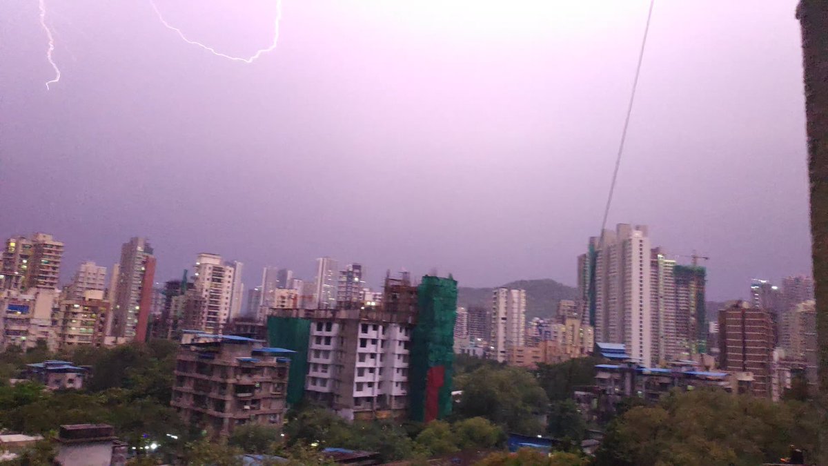 Deep_2403's tweet photo. Absolute Mayhem captured ...⚡⚡⚡⚡

This happened at 9 PM which seems like 9 AM.

@mumbaimirror
@mulund_info
@MulundMumbai
@SpeakOut16
#MumbaiRains #Mumbai #Thunderstorms #Mulund 
#LightningStorm #Cyclone https://t.co/K7NLWF8IHt